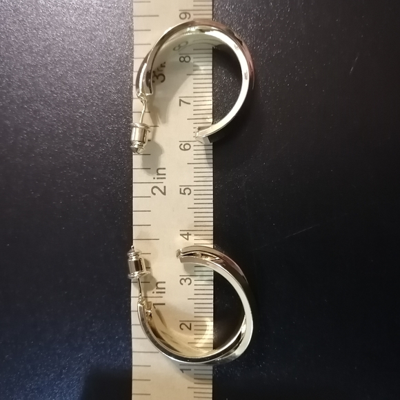 Beautiful golden earrings - Picture 2 of 2